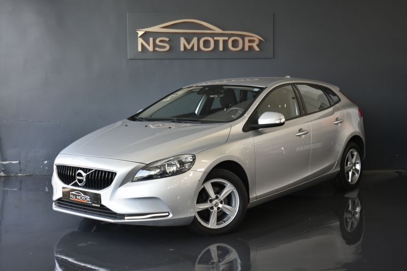 VOLVO V40 D2 KINETEC 120CV - UNICO PROPIETARIO - IVA DEDUCIBLE 