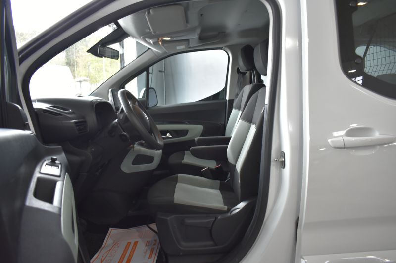CITROEN BERLINGO TALLA M BLUEHDI 100CV FEEL 5 PLAZAS DOBLE PUERTA LATERAL  + PORTON TRASERO