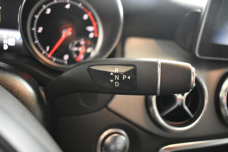 MERCEDES-BENZ CLA SHOOTING BRAKE 200D 136CV