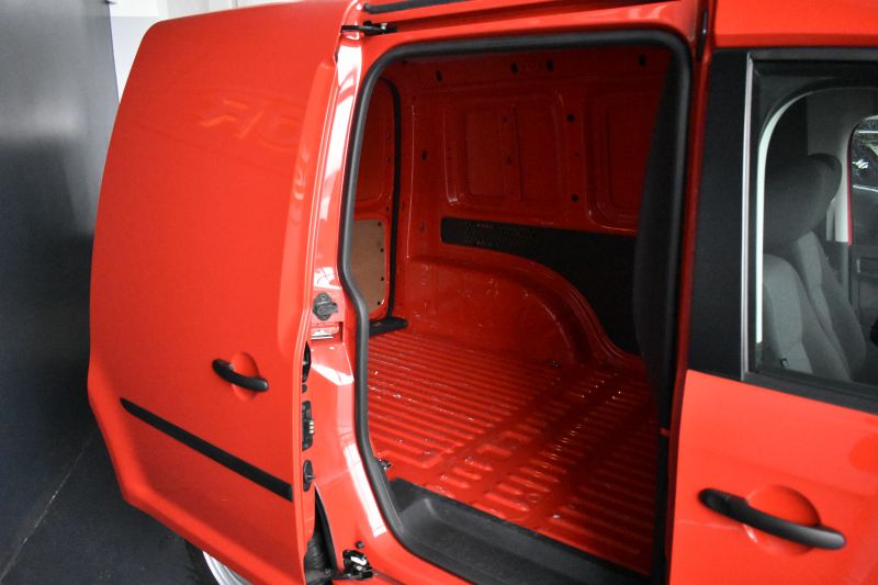 VOLKSWAGEN CADDY PROFESIONAL FURGON 2.0 TDI 75 BMT NACIONAL - UNICO PROPIETARIO - IVA DEDUCIBLE